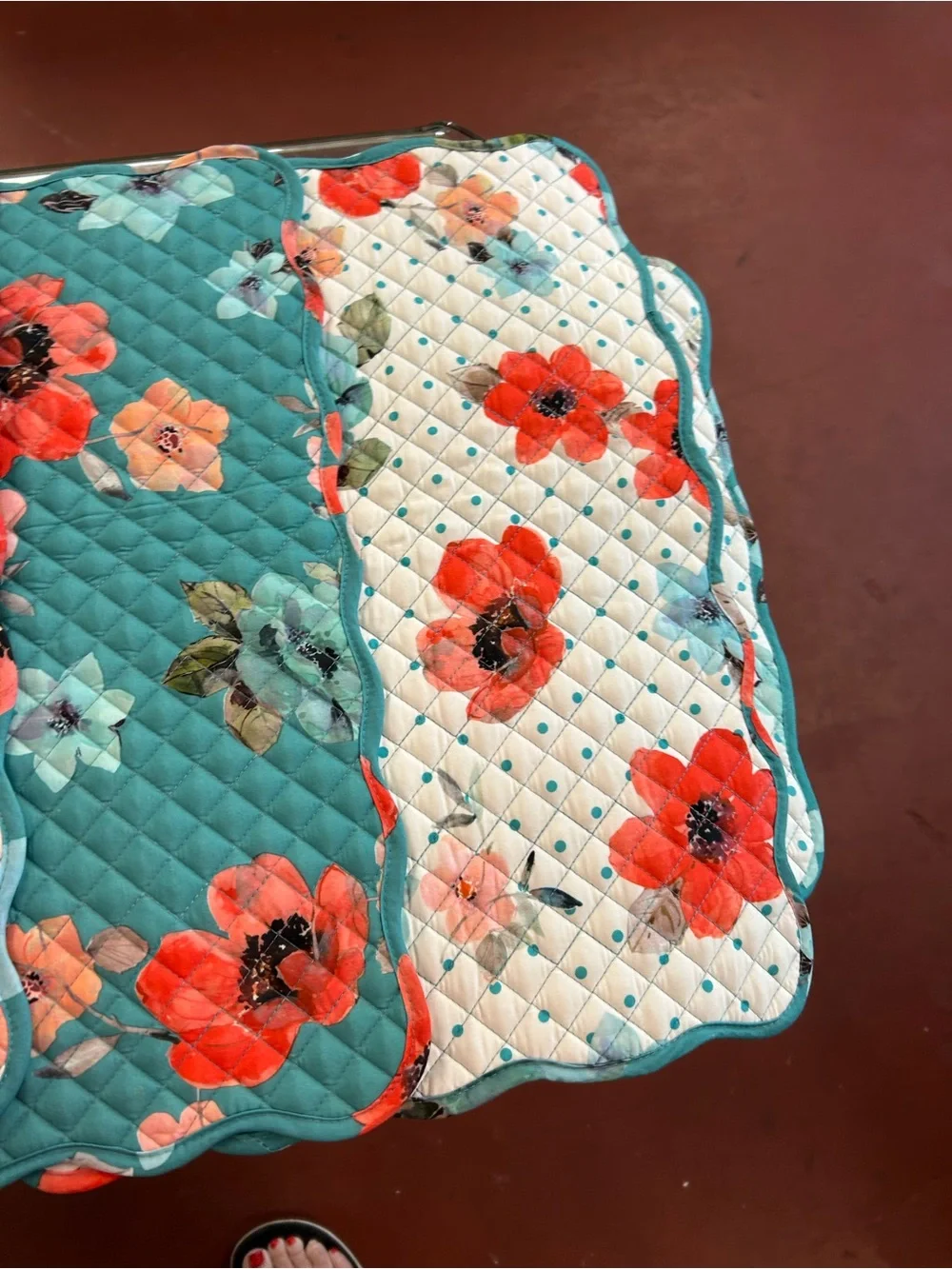 Pioneer Woman “Vintage Bloom” table runner & 8 matching placemats